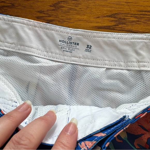 Hollister Swim Trunks Men’s 32 Blue Hawaiian Floral Epic Flex Stretch Beach - Picture 2 of 3